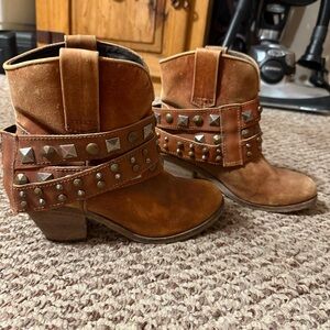Circle G by Corral Women's Studded Distressed Leather Ankle Boots Size 7M